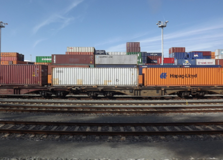 Why Industrial Businesses Chose Rail Freight for Bulk Material Shipments